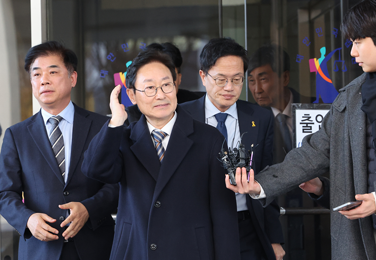 국회 '패스트트랙 충돌' 사건에 연루된 더불어민주당 박범계·박주민 의원이 28일 서울 양천구 서울남부지법에서 열린 1심 공판을 마치고 법원을 나서고 있다. 2025.11.28 [사진=연합뉴스]