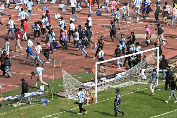 13일(현지시간) 인도 콜카타 솔트레이크 경기장에서 리오넬 메시를 기다리던 인도 팬들이 메시가 인도 관중들에게 인사를 건넨 뒤 예정보다 일찍 경기장을 떠나자, 현장에 모인 관중들이 조직 측의 운영을 문제 삼으며 강하게 항의했다. 일부는 분노를 표출하며 좌석을 뜯어내 그라운드로 던지고, 물병을 투척했으며, 일부는 경기장 내부로 난입하기도 했다. 이 과정에서 경기장 시설물도 상당 부분 훼손됐다. 2025.12.14 [콜카타[인도]=로이터 연합뉴스]