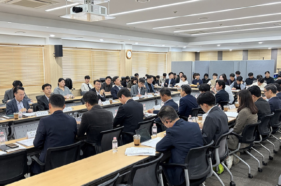 23일 LH 서울지역본부에서 ‘도심 내 신속한 주택공급을 위한 점검회의(Kick-off)’가 진행되고 있다. [사진=LH]