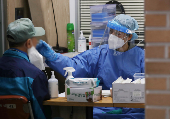 서울 마포구 보건소 선별진료소에서 의료진이 소독을 하고 있다. [사진=뉴시스]