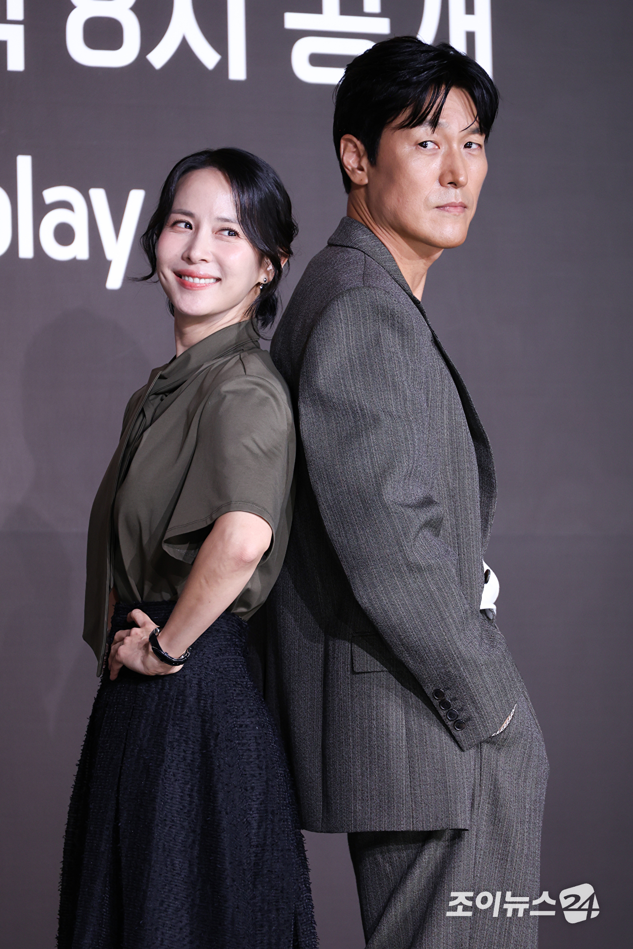배우 조여정, 김재철이 28일 오전 서울 중구 장충동 앰배서더 서울 풀만 호텔에서 진행된 쿠팡플레이 시리즈 '지금 불륜이 문제가 아닙니다' 제작발표회에 참석해 포즈를 취하고 있다. [사진=문수지 기자]