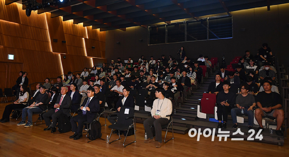 제4회 아이뉴스24 ICT 포럼 '장르 플랫폼 파괴적 혁신: 게임 개척자에게 노하우를 듣다' 라는 주제로 22일 오후 서울 중구 페럼타워 페럼홀에서 열렸다.김용하 넥슨게임즈 IO본부 본부장이 기조강연을 하고 있다. [사진=곽영래 기자]