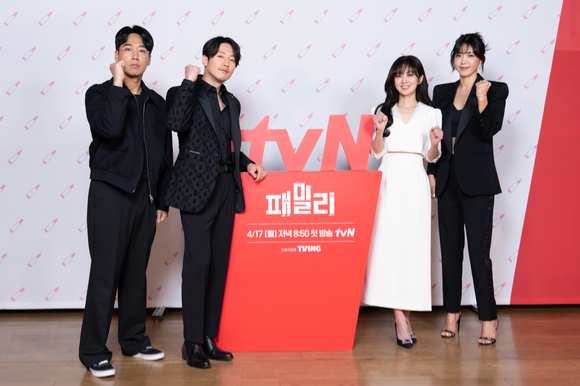 배우 김남희, 장혁, 장나라, 채정안이 12일 온라인으로 진행된 tvN 새 월화드라마 '패밀리' 제작발표회에 참석해 포즈를 취하고 있다. [사진=tvN]