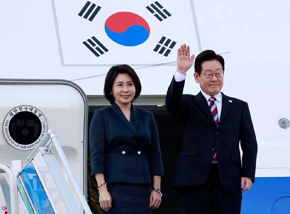 튀르키예 국빈 방문 일정을 마친 이재명 대통령과 김혜경 여사가 25일(현지시간) 앙카라 에센보아 국제공항에서 공군 1호기에 올라 환송객들에게 인사하고 있다. 2025.11.25 [사진=연합뉴스]