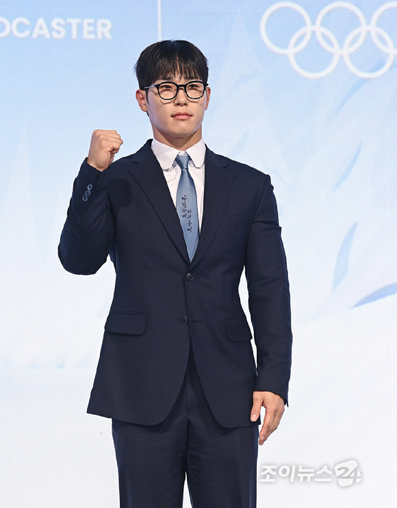 윤성빈 해설위원이 14일 서울 여의도 페어몬트 앰배서더 서울에서 열린 JTBC '2026 밀라노 코르티나 동계올림픽' 기자간담회에서 포즈를 취하고 있다. [사진=곽영래 기자]