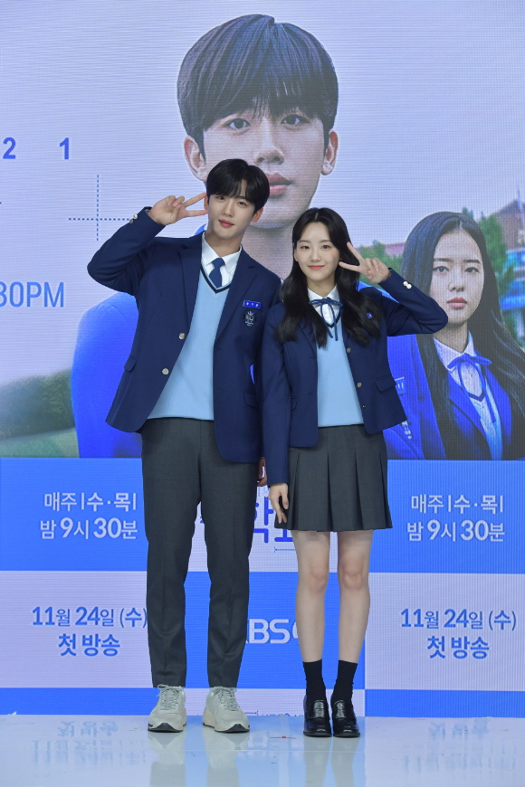 그룹 위아이 김요한, 배우 조이현, 황보름별, 추영우, 전석호가 24일 온라인으로 진행된 KBS 2TV 새 수목드라마 '학교 2021' 제작발표회에 참석해 포즈를 취하고 있다. [사진=KBS]