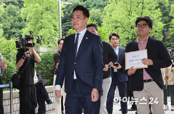 배우 김수현의 명예를 훼손한 혐의를 받는 김세의 가로세로연구소 대표가 26일 오전 서울 서초구 서울중앙지방법원에서 열린 구속 전 피의자 심문(영장실질심사)에 출석하고 있다. [사진=사진공동취재단]
