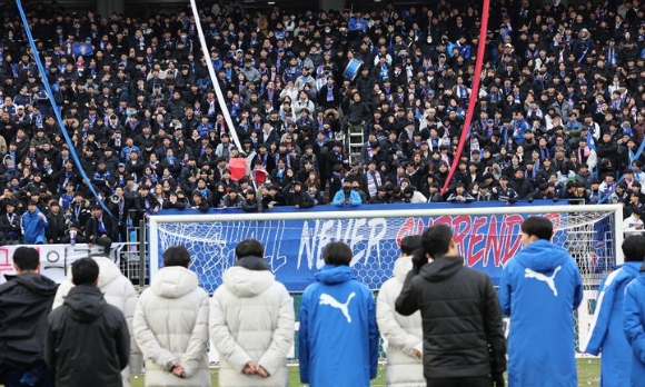 2일 경기 수원월드컵경기장에서 열린 프로축구 2023 하나원큐 K리그1 수원 삼성과 강원FC 경기는 0-0 무승부로 끝났다. 수원 삼성은 이로써 K리그1 최하위(12위)가 확정돼 K리그2로 강등됐다. 수원 삼성 선수들이 팬들에게 인사하고 있다. [사진=뉴시스]