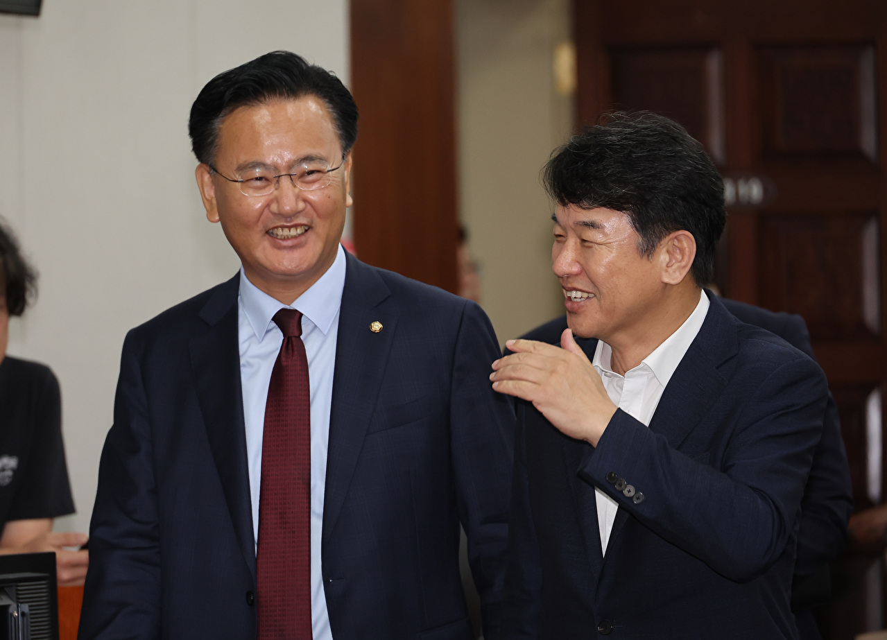 29일 국회 운영위원회 전체회의에 앞서 국민의힘 유상범 원내수석부대표(왼쪽)와 더불어민주당 문진석 원내수석부대표가 대화하고 있다. 2025.7.29 [사진=연합뉴스]
