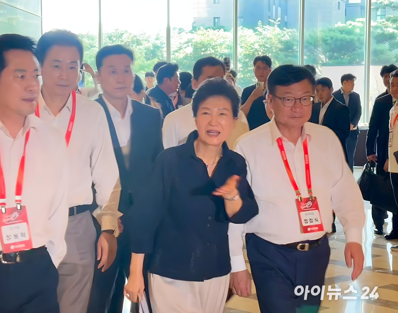 박근혜 전 대통령이 27일 장동혁 국민의힘 당 대표(왼쪽)과 정점식 원내대표(오른쪽)과 경기 고양에서 열린 국민의힘 연찬회에 입장하고 있다. [사진=김민지 기자]