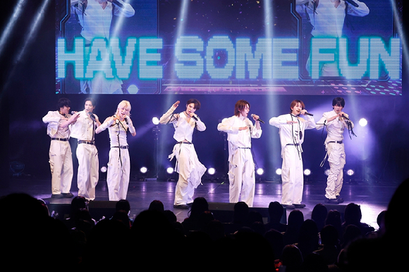 앰퍼샌드원이 일본 시부야구 문화종합센터 오와다 덴쇼홀에서 팬 콘서트 2026 AMPERS&ONE FAN-CON IN TOKYO(2026 앰퍼샌드원 팬-콘 인 도쿄)를 통해 팬들을 만나고 있다. [사진=FNC엔터테인먼트]