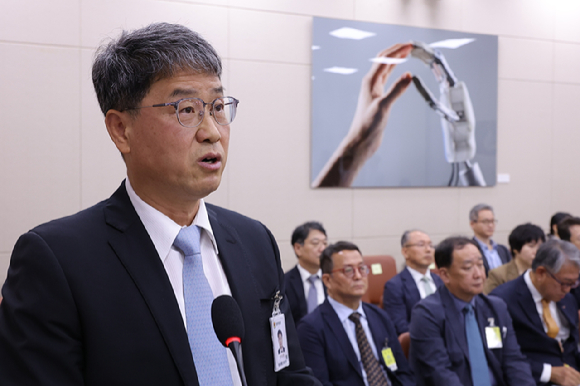 이재명 정부 첫 국정감사가 시작된 13일 정부세종청사에서 열린 국회 과학기술정보방송통신위원회의 과학기술정보통신부에 대한 국정감사에서 최민희 위원장이 국감 시작을 알리고 있다. [사진=연합뉴스]