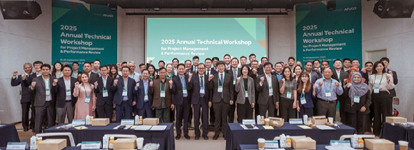 남송희 국제산림협력관(오른쪽 여덟번째)이 박종호 아시아산림협력기구 사무총장(오른쪽 아홉번째) 등 참석자들과 기념 촬영을 하고 있다 [사진=산림청 ]