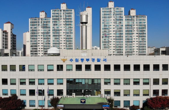 경기 수원에서 일가족 4명이 사망한 사건과 관련해, 숨진 40대 가장이 지인에게 빌려준 수억원대 빚을 돌려받지 못했던 것으로 파악됐다. 사진은 경찰. [사진=정소희 기자]