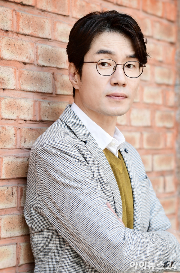 배우 송영규가 음주운전을 한 혐의로 검찰에 넘겨진 사실이 뒤늦게 알려졌다. 사진은 지난 2019년 개봉한 영화 '극한직업'에서 연기하고 있는 송영규. [사진=CJ엔터테인먼트]