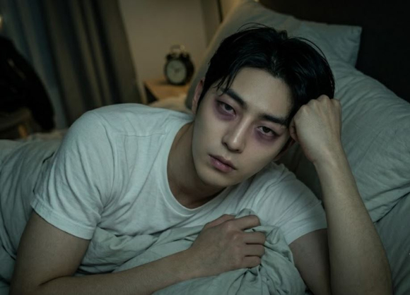 몸이 과도하게 피로할수록 오히려 뇌의 '생존모드' 발동으로 불면증에 시달릴 수 있다는 전문가 분석이 나왔다. 본 기사와 무관한, AI 생성 이미지. [사진=제미나이 생성 이미지]