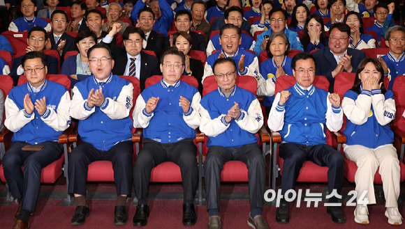 이재명 더불어민주당 대표와 이해찬, 김부겸 상임공동선대위원장 등이 10일 오후 서울 여의도 국회 의원회관에 마련된 제22대 국회의원선거 개표상황실에서 출구조사 결과를 보며 환호하고 있다. 앞줄 왼쪽부터 홍익표 공동선대위원장, 김부겸 상임공동선대위원장, 이재명 대표, 이해찬 상임공동선대위원장, 더불어민주연합 윤영덕, 백승아 공동상임선대위원장. [사진=국회사진취재단]