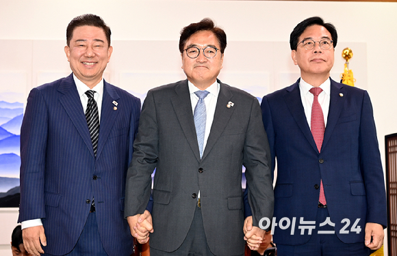 우원식 국회의장이 24일 오전 서울 여의도 국회에서 김병기 더불어민주당 당대표 직무대행 겸 원내대표와 송언석 국민의힘 원내대표와 대화하기에 앞서 기념사진을 찍고 있다. [사진=곽영래 기자]