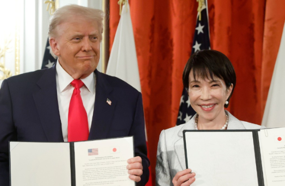 도널드 트럼프 미국 대통령이 28일 일본 도쿄 모토아카사카 영빈관에서 다카이치 사나에 총리의 안내를 받고 있다. [사진=AP/연합뉴스]