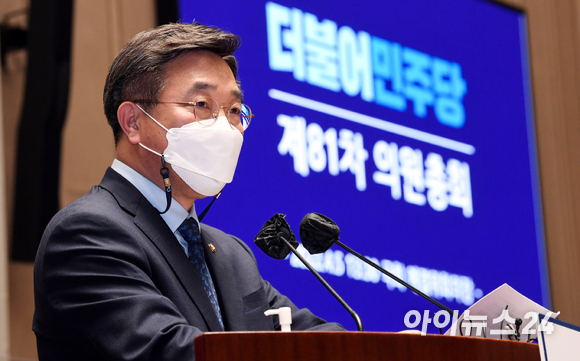 윤호중 더불어민주당 비상대책위원장과 박홍근 원내대표가 5일 국회에서 열린 의원총회에서 인사를 하고 있다. [사진=김성진 기자]