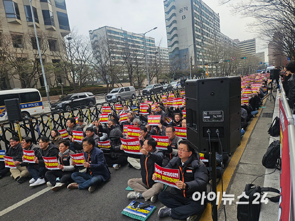 HMM육상노동조합(이하 HMM 노조) 소속 조합원들이 여의도 HMM 본사 인근에사 열린 집회에 참여해 구호를 외치고 있다. [사진=설재윤 기자]