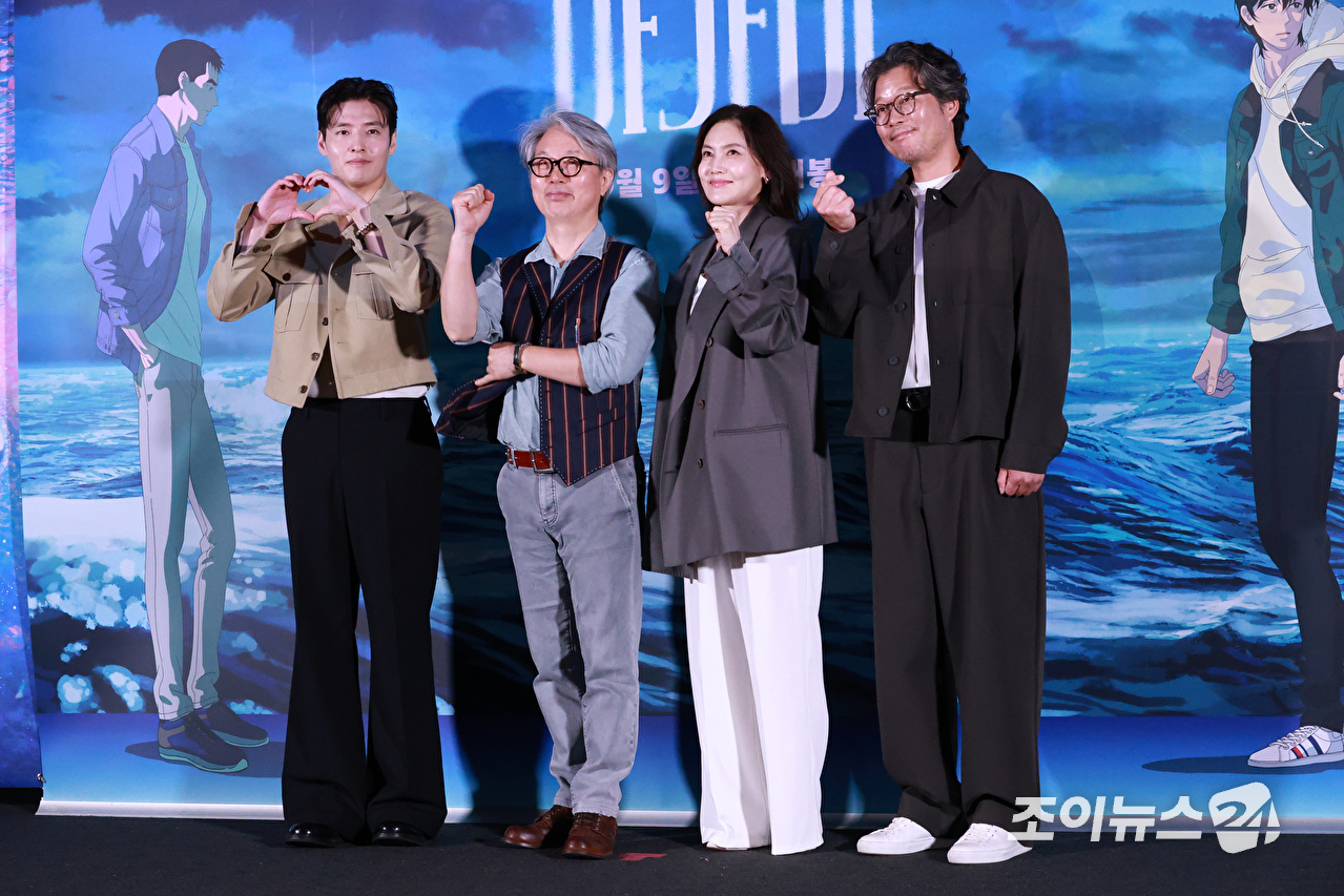 배우 강하늘, 안재훈 감독, 배우 김선영, 유재명이 26일 오후 서울 용산구 CGV 용산아이파크몰점에서 진행된 애니메이션 '아가미'(감독 안재훈) 언론시사회에 참석해 포즈를 취하고 있다. [사진=문수지 기자]