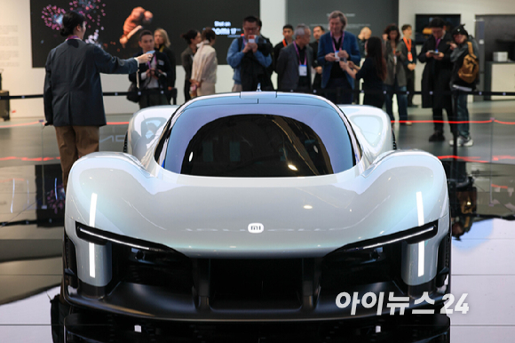 2일(현지시간) 스페인 바르셀로나 피라 그란 비아 전시장에서 열린 '모바일 월드 콩그레스(MWC)2026'에서 샤오미 전기 하이퍼카 콘셉트 '샤오미 비전 그란 투리스모'가 전시돼 있다. 2026.03.02 [사진=바르셀로나=사진공동취재단]