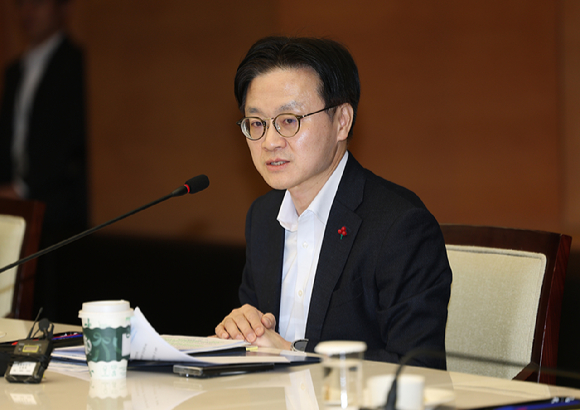 김정관 산업통상부 장관이 22일 서울 중구 대한상공회의소 챔버라운지에서 열린 '석유화학업계 사업재편 CEO 간담회'에서 모두발언하고 있다. [사진=연합뉴스]