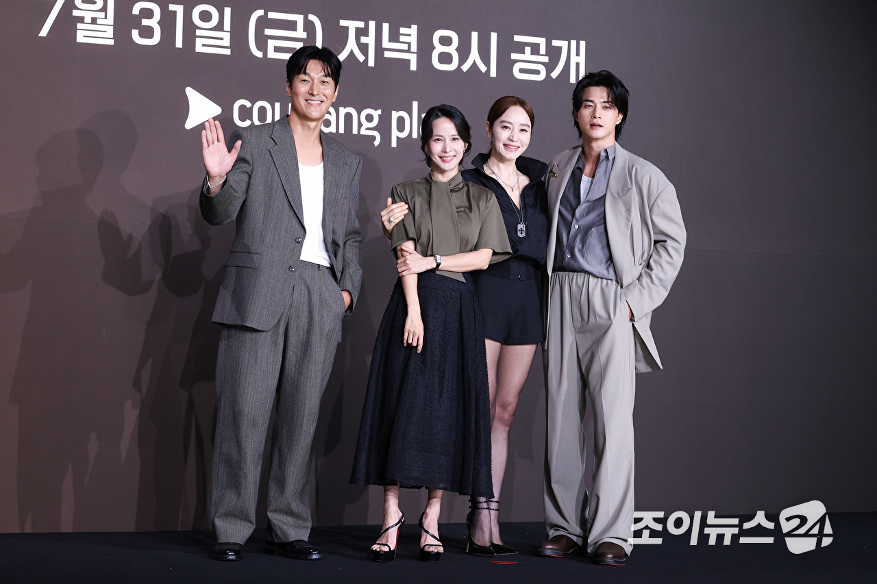 배우 김재철, 조여정, 김혜수, 김지훈이 28일 오전 서울 중구 장충동 앰배서더 서울 풀만 호텔에서 진행된 쿠팡플레이 시리즈 '지금 불륜이 문제가 아닙니다' 제작발표회에 참석해 포즈를 취하고 있다. [사진=문수지 기자]
