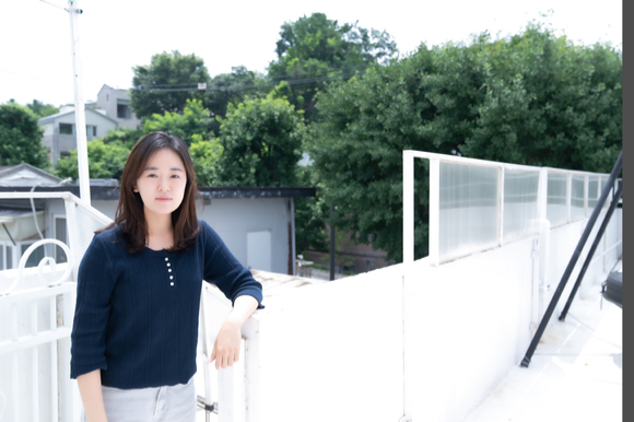 티빙 오리지널 '환승연애2' 이진주 PD가 인터뷰에 앞서 포즈를 취하고 있다. [사진=티빙]