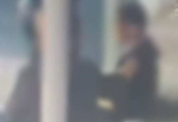 인천 한 아파트 단지에서 초등생 여아를 강제추행한 혐의로 60대 남성이 경찰에 붙잡혔다. 사진은 A씨의 B양 신체에 손을 대는 장면. [사진=채널A 보도화면 캡처]
