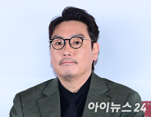 배우 조진웅이 지난해 10월 부산 해운대구 영화의전당에서 열린 제29회 부산국제영화제 개막식 레드카펫 행사에 참석하고 있다. [사진=정소희 기자]