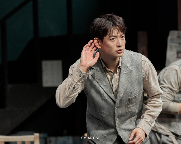 샤이니 최민호가 연극 '고도를 기다리며를 기다리며'에서 열연하고 있다. [사진=SM엔터테인먼트]