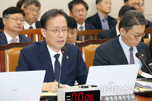 이형일 경제부총리 겸 재정경제부 장관이 6일 오전 서울 여의도 국회에서 열린 재정경제부에 대한 국정감사에서 의원 질의에 답변하고 있다. [사진=곽영래 기자]