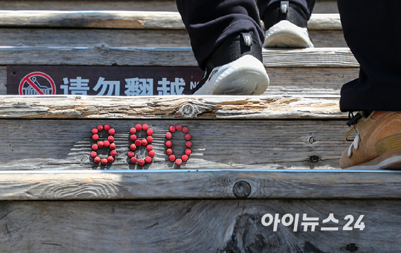 13일 오전 연길공항에서 인천공항으로 가는 비행기 탑승 중 창가에서 바라본 백두산의 모습. [사진=정소희 기자]