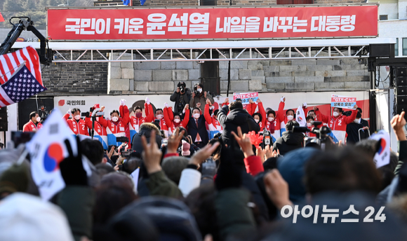 윤석열 국민의힘 대선 후보가 24일 오후 경기도 수원시 팔달문에서 열린 "국민과 원팀" 경기도 수원 집중유세에서 지지 호소를 하고 있다. [사진=김성진 기자]