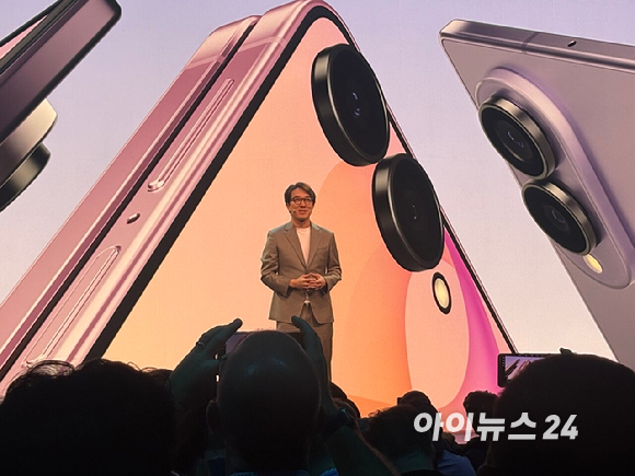 최원준 삼성전자 MX사업부 COO 사장이 22일(현지시간) 영국 런던에서 열린 '갤럭시 언팩 2026' 무대에서 갤럭시의 에코시스템을 소개하고 있다. [사진=권서아 기자]