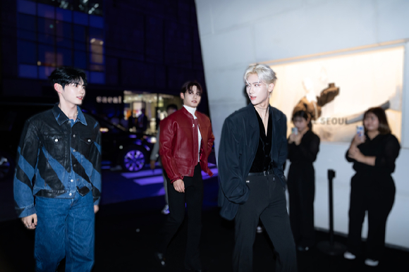 그룹 제로베이스원 성한빈, 김지웅, 리키가 지난 6일 오후 서울 강남구 청담동 분더샵 청담에서 열린 '신세계X프리즈서울 오프닝 파티'에 참석하고 있다. [사진=CJ ENM]