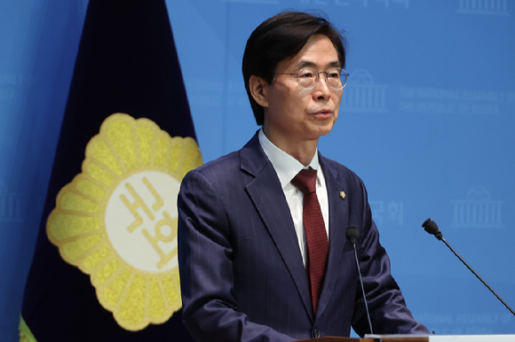 국민의힘 조경태 의원이 21일 서울 여의도 국회 소통관에서 당대표 출마 의사를 밝히는 기자회견을 하고 있다. [사진=연합뉴스]