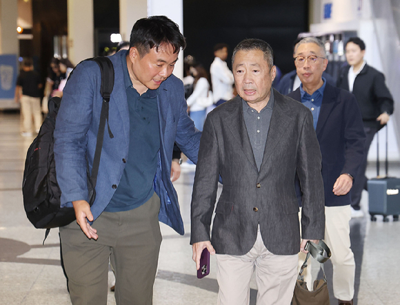 29일(현지시간) 네팔 비두르 시민들이 한국남동발전과 두산에너빌리티가 건설하던 수력 발전소로 가는 도로 복구 작업을 지켜보고 있다. [사진=연합뉴스]