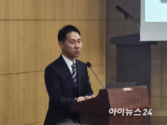 정경록 대륙아주 변호사가 9일 국회에서 진행된 '국방기술자립을 위한 국방반도체 법률안 세미나'에 참석하고 있다. [사진=최란 기자]