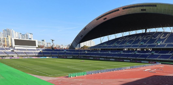 흉기를 들고 월드컵경기장에 들어가려다 제지를 당하자 자해를 한 20대가 경찰에 붙잡혔다. 사진은 광주월드컵경기장. [사진=연합뉴스]