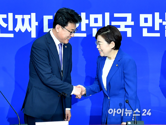 더불어민주당 진성준 정책위의장과 국민의힘 김정재 정책위의장이 7일 오전 서울 여의도 국회에서 열린 여야 정책위의장 상견례를 하고 있다. [사진=곽영래 기자]