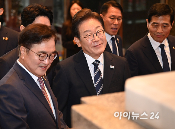 이재명 대통령이 26일 서울 여의도 국회에서 열린 추가경정예산안 시정연설을 위해 들어서고 있다. [사진=곽영래 기자]