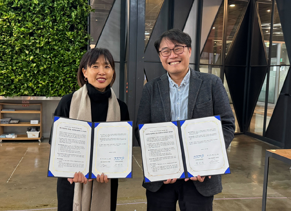 백민정 스마일게이트 퓨처랩 재단 센터장(좌측)과 서울특별시립과학관 유만선 관장. [사진=스마일게이트 퓨처랩]