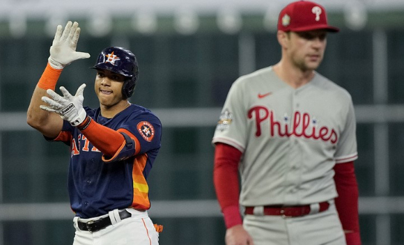MLB 휴스턴 제리미 페냐(왼쪽)가 30일(한국시간) 열린 필라델피아와 2022 월드시리즈 2차전 1회말 선취점을 이끌어내는 적시 2루타를 친 뒤 환호하고있다. [사진=뉴시스]