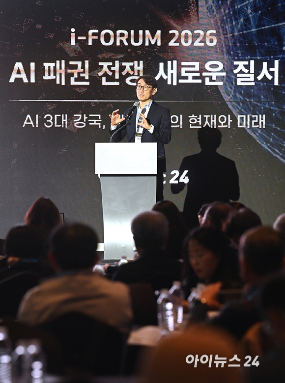 종합경제미디어 아이뉴스24의 대표 지식 컨퍼런스 '아이포럼 2026'이 22일 서울 용산구 서울드래곤시티 한라홀에서 'AI 패권 전쟁, 새로운 질서: AI 3대 강국, 대한민국의 현재와 미래'를 주제로 열린 가운데강경수 카운터포인트리서치 연구위원, 리서치 디렉터가 'Global Memory Market trends: AI disruption and geopolitical tensions impact memory demand'라는 주제로 발표를 하고 있다. [사진=곽영래 기자]
