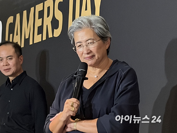 리사 수 AMD 회장 겸 최고경영자(CEO)가 7일 서울 용산구 서울드래곤시티에서 열린 'AMD 게이머 데이'에서 참석자의 의상에 사인하고 있다. [사진=권서아 기자]