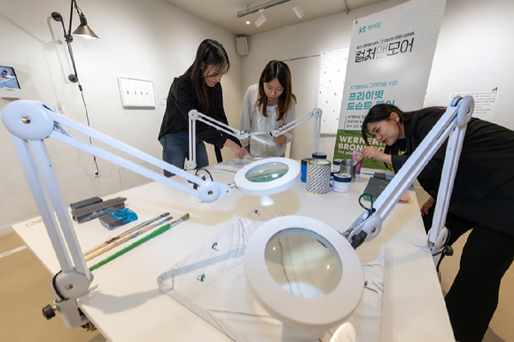 KT 멤버십 고객들이 서울시 종로구에 위치한 그라운드시소 서촌에서 '워너 브롱크호스트' 프라이빗 도슨트 투어를 즐기고 있는 모습 [사진=KT]