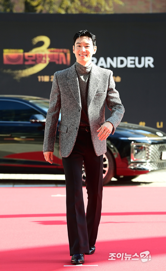 배우 이제훈이 18일 오후 서울 양천구 목동 SBS 정문에서 열린 SBS 새 금토드라마 '모범택시3' 레드카펫 포토행사에 참석하고 있다. [사진=정소희 기자]